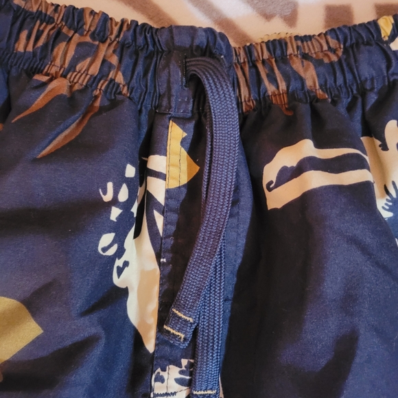 Mens US Polo Assn. swim trunks, sz. XL, hibiscus print, navy, yellow, cream - Picture 3 of 11